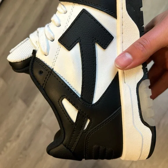 Off-White Black and White Arrow Sneakers - Picture 1 of 3